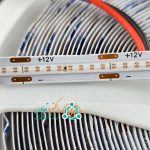 عکس نزدیک از ریسه رنگ آبی