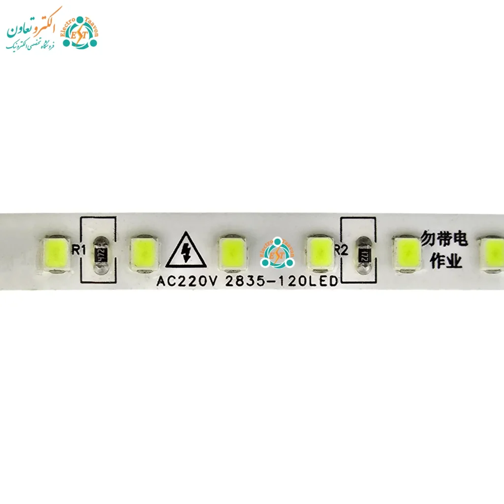 نمای نزدیک ال ای دی‌ها و قطعات ریسه نواری سبز