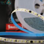 نمای نزدیک ال ای دی‌ها و قطعات روی نوار ریسه مهتابی جیاتون
